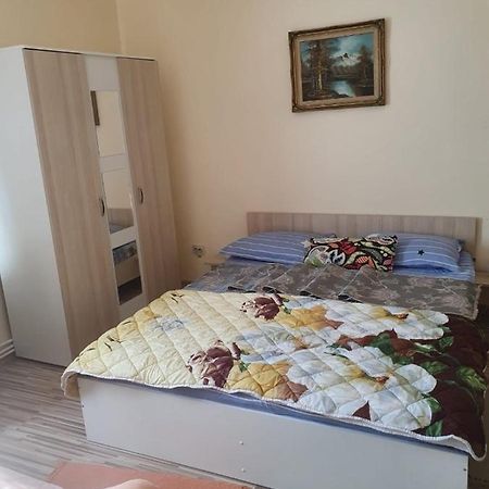 Relax Haus Hotel Hunedoara Esterno foto