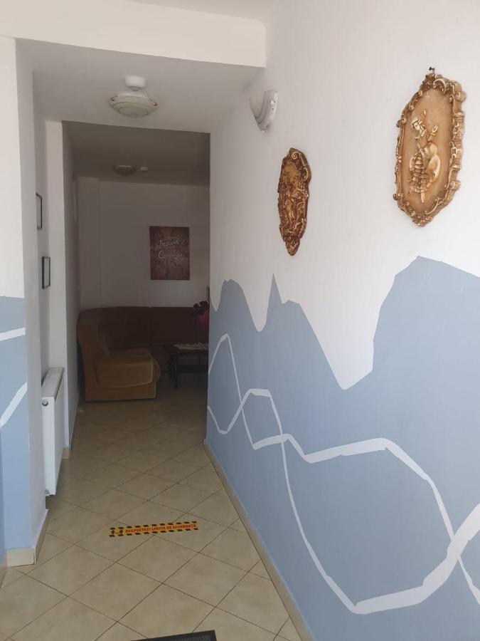 Relax Haus Hotel Hunedoara Esterno foto