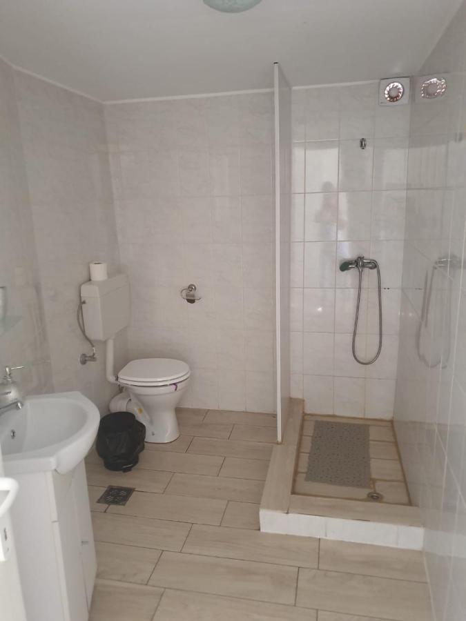 Relax Haus Hotel Hunedoara Esterno foto