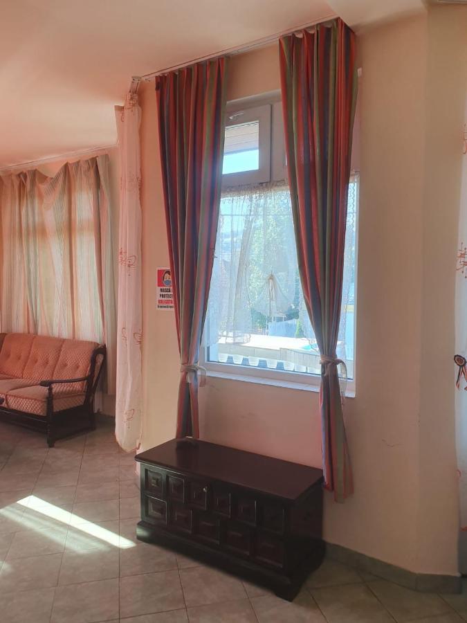 Relax Haus Hotel Hunedoara Esterno foto