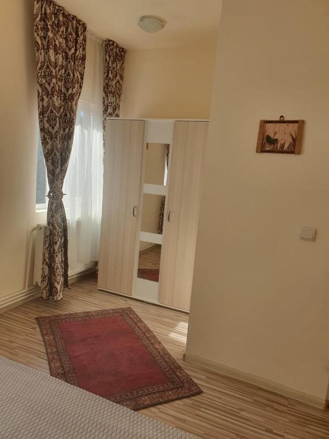 Relax Haus Hotel Hunedoara Esterno foto
