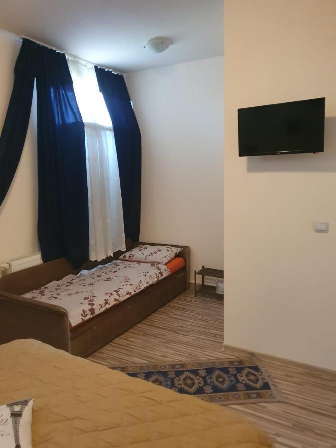 Relax Haus Hotel Hunedoara Esterno foto